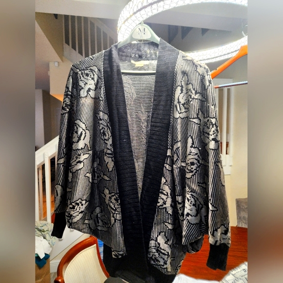 Vintage Velcro closure at the bottom of the sweater. Dress up or down. - Picture 2 of 3